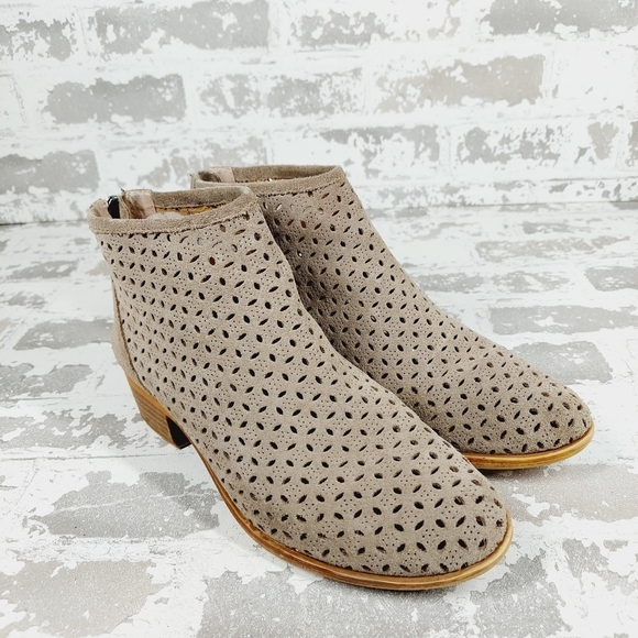 Lucky Brand Bergyn Tan Cream Suede Perforated Back Zip Ankle Booties O712 - Picture 4 of 12
